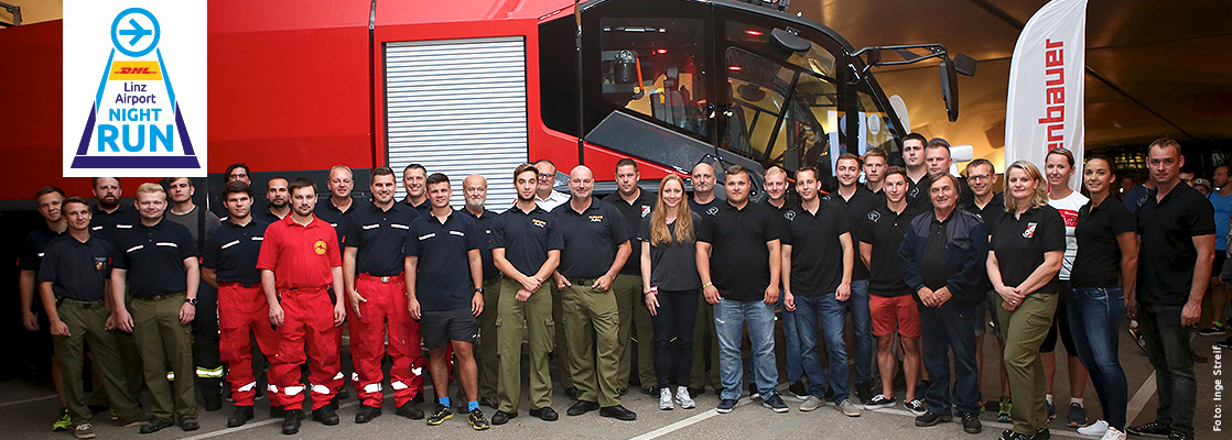 Die Freiwilligen Feuerwehren des Bezirkes Linz-Land und Mitarbeiter der Firma Rosenbauer beim DHL Linz Airport NIGHT RUN